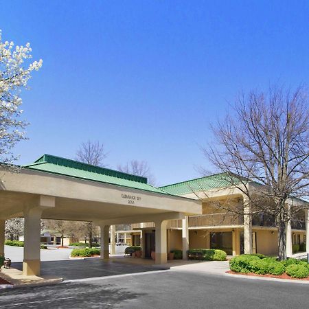 Howard Johnson By Wyndham Greensboro Near The Coliseum Ngoại thất bức ảnh