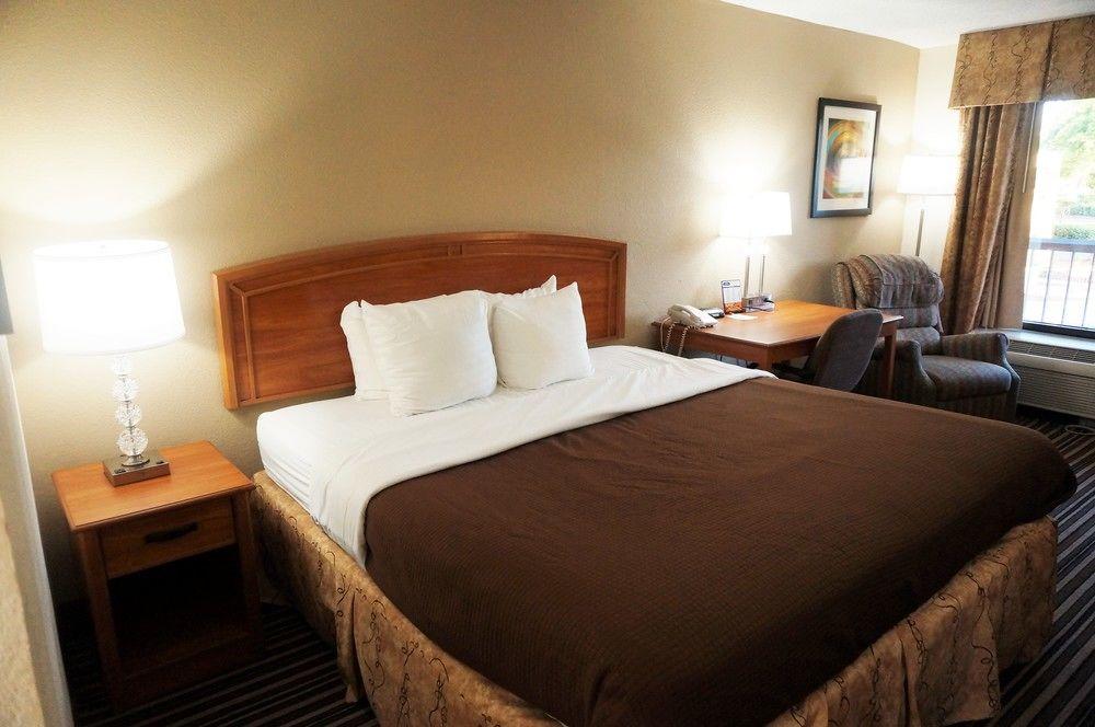 Howard Johnson By Wyndham Greensboro Near The Coliseum Ngoại thất bức ảnh