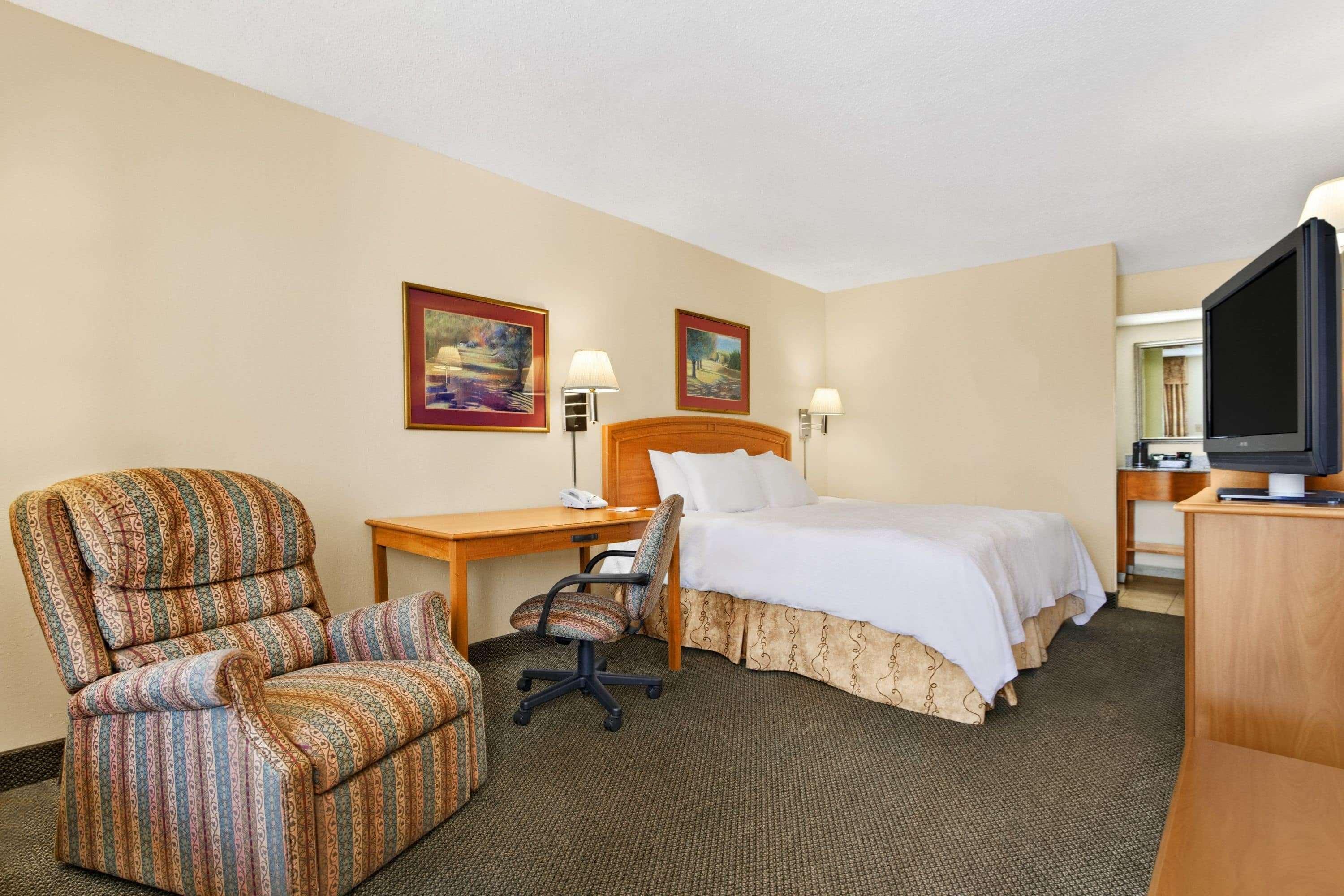 Howard Johnson By Wyndham Greensboro Near The Coliseum Ngoại thất bức ảnh