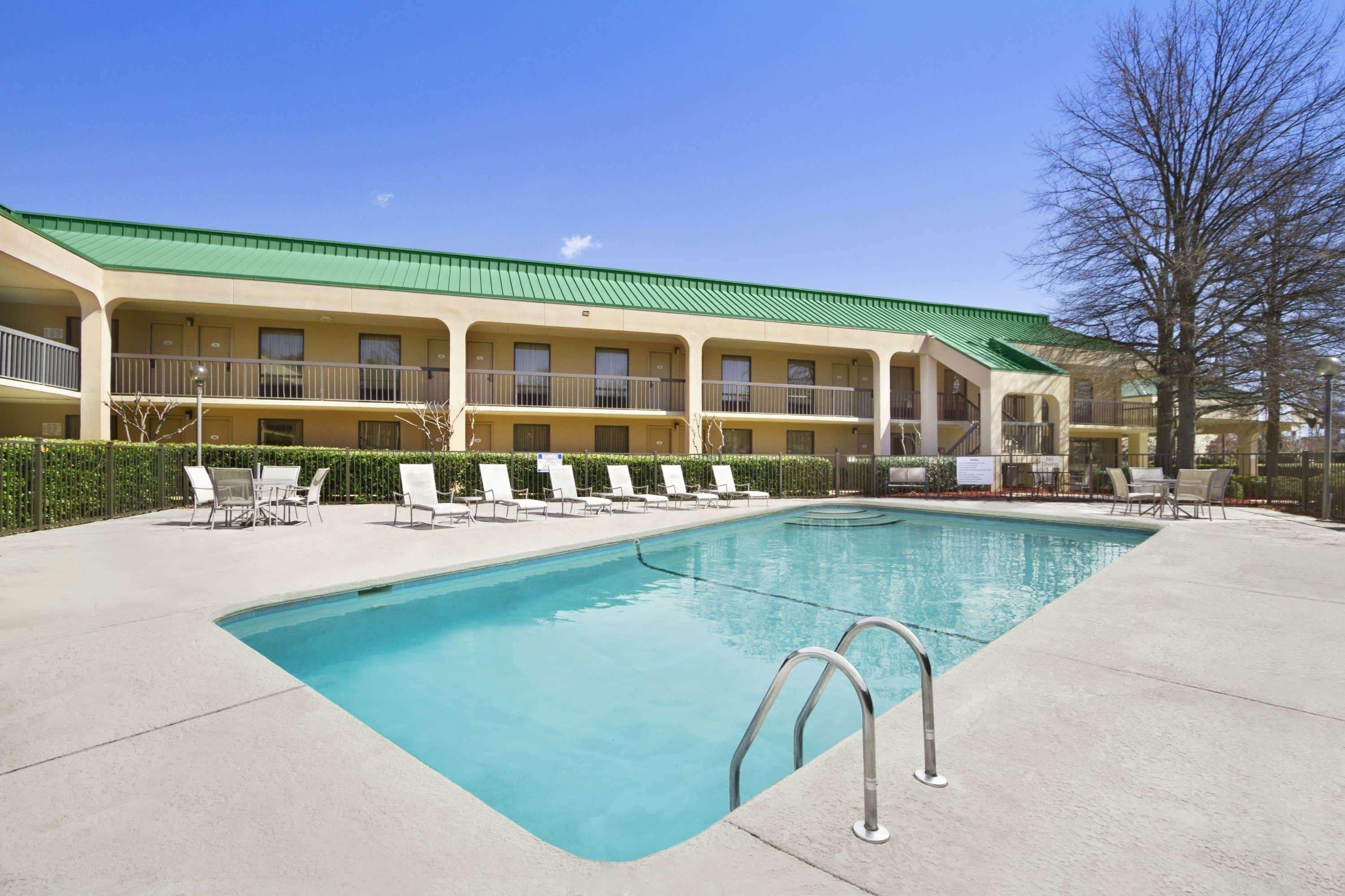 Howard Johnson By Wyndham Greensboro Near The Coliseum Ngoại thất bức ảnh