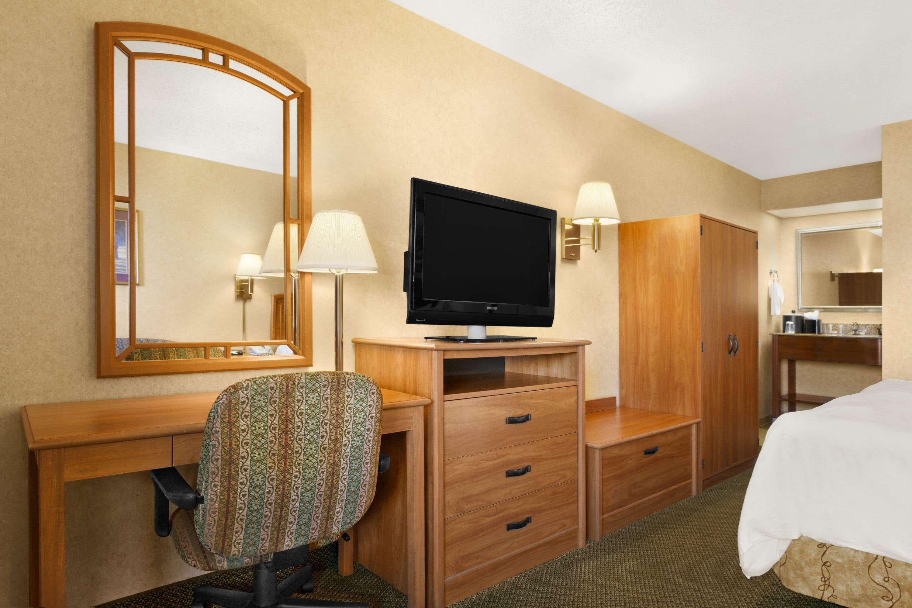 Howard Johnson By Wyndham Greensboro Near The Coliseum Ngoại thất bức ảnh