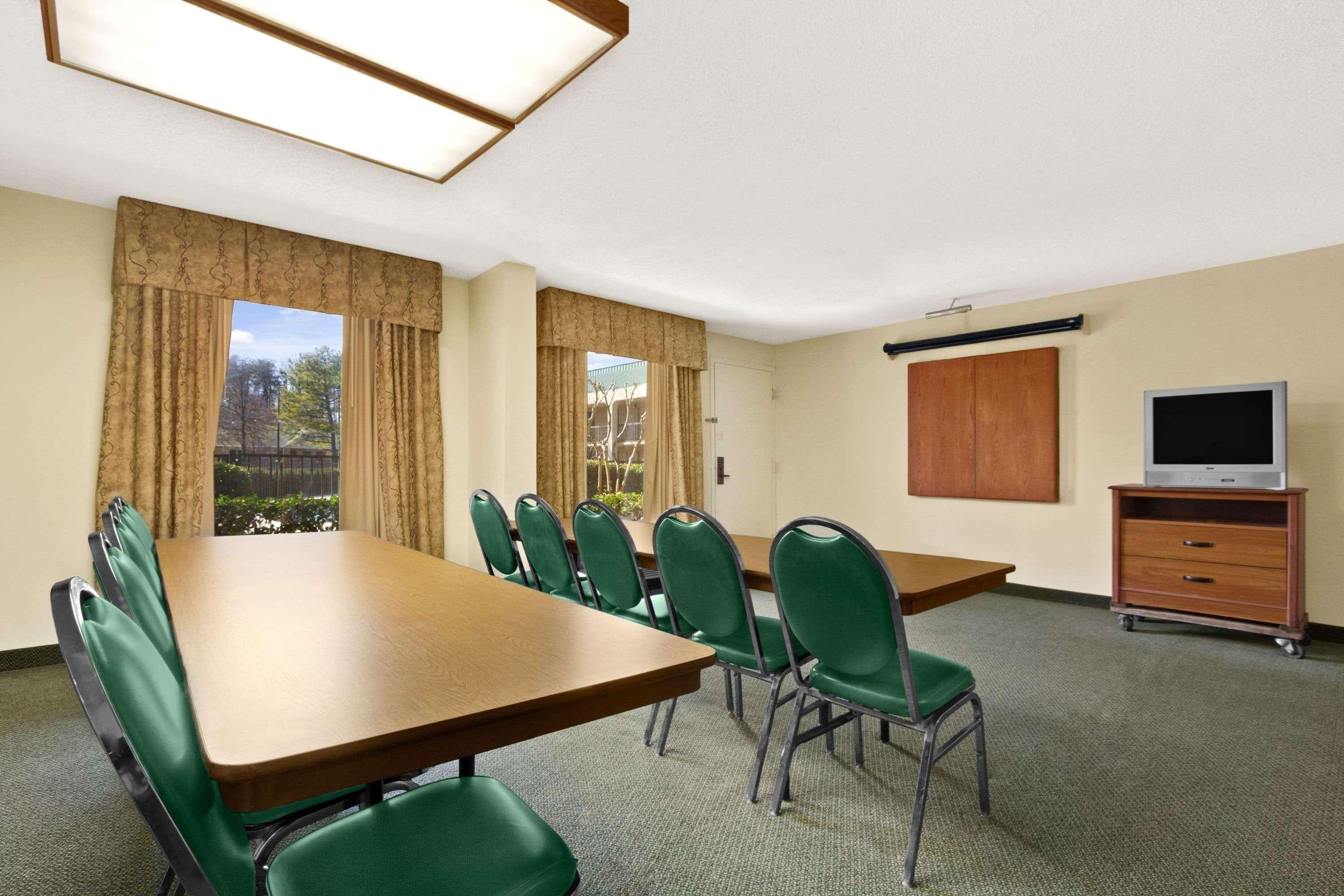 Howard Johnson By Wyndham Greensboro Near The Coliseum Ngoại thất bức ảnh