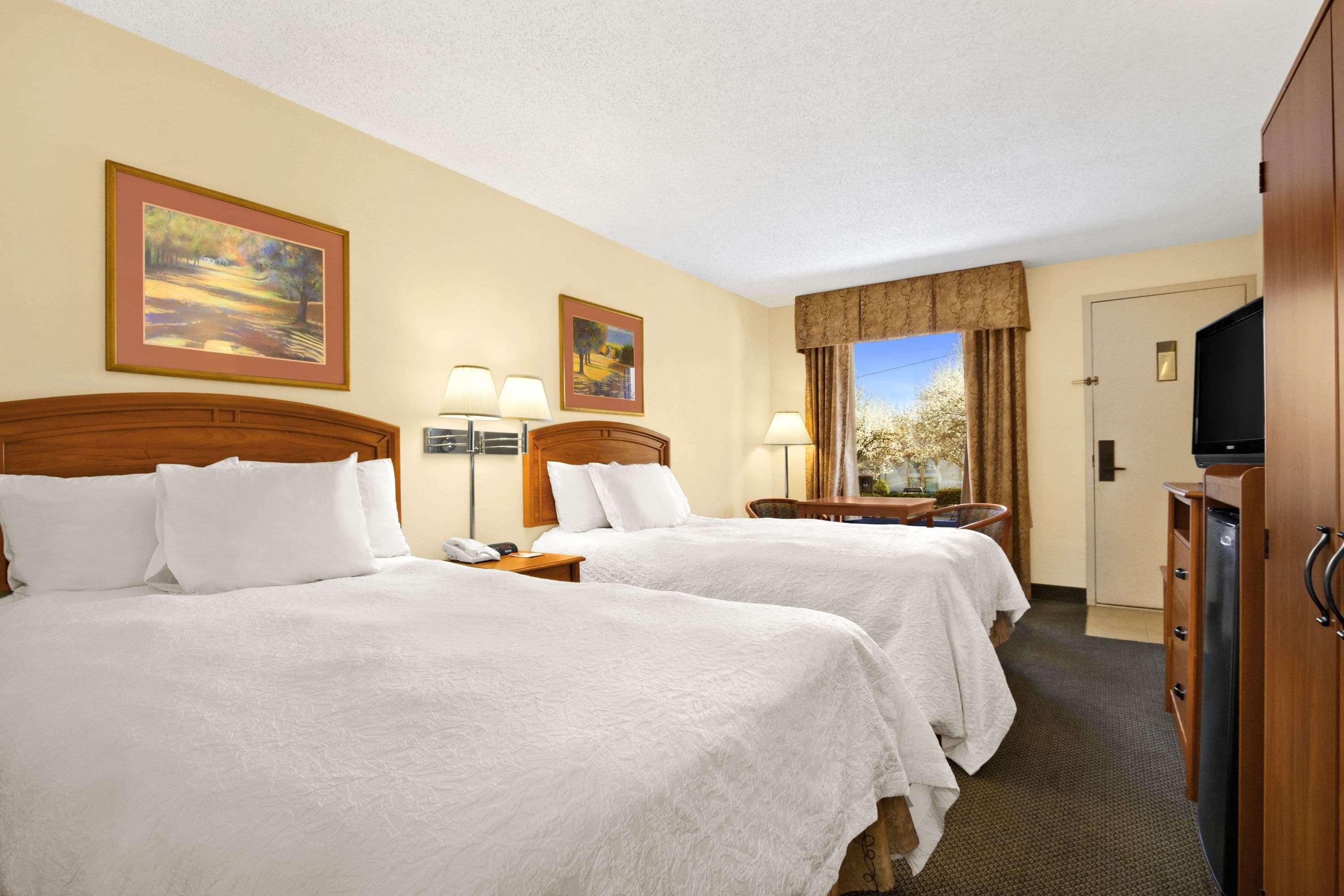 Howard Johnson By Wyndham Greensboro Near The Coliseum Ngoại thất bức ảnh