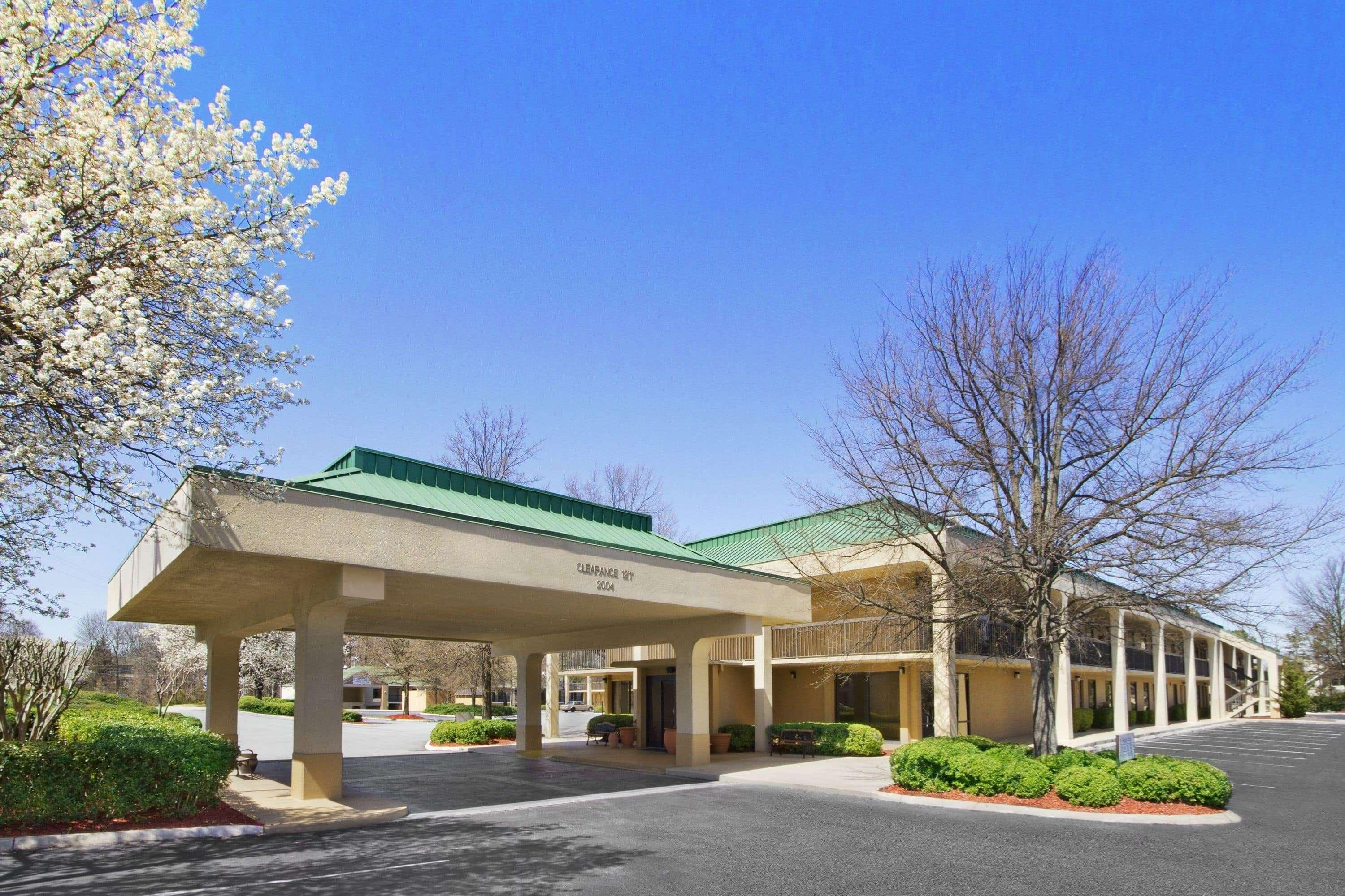Howard Johnson By Wyndham Greensboro Near The Coliseum Ngoại thất bức ảnh
