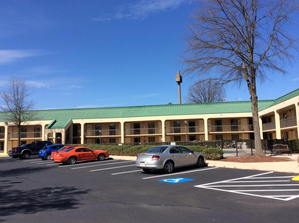 Howard Johnson By Wyndham Greensboro Near The Coliseum Ngoại thất bức ảnh