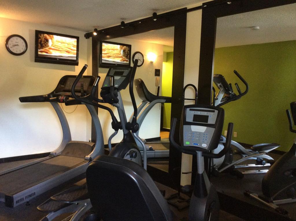 Howard Johnson By Wyndham Greensboro Near The Coliseum Ngoại thất bức ảnh