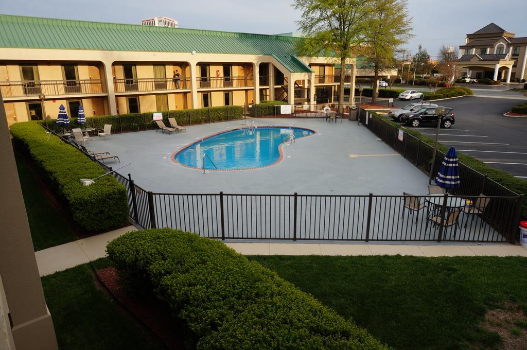 Howard Johnson By Wyndham Greensboro Near The Coliseum Ngoại thất bức ảnh