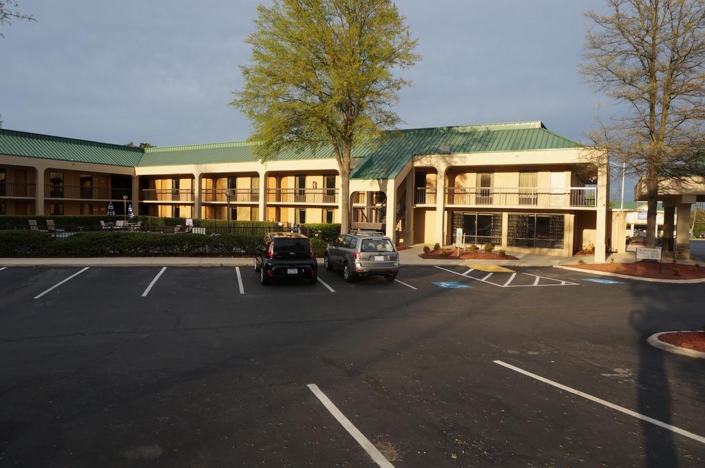 Howard Johnson By Wyndham Greensboro Near The Coliseum Ngoại thất bức ảnh