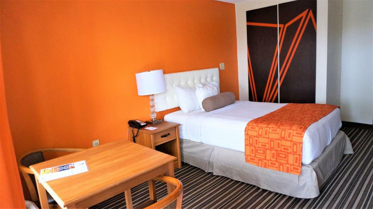 Howard Johnson By Wyndham Greensboro Near The Coliseum Ngoại thất bức ảnh