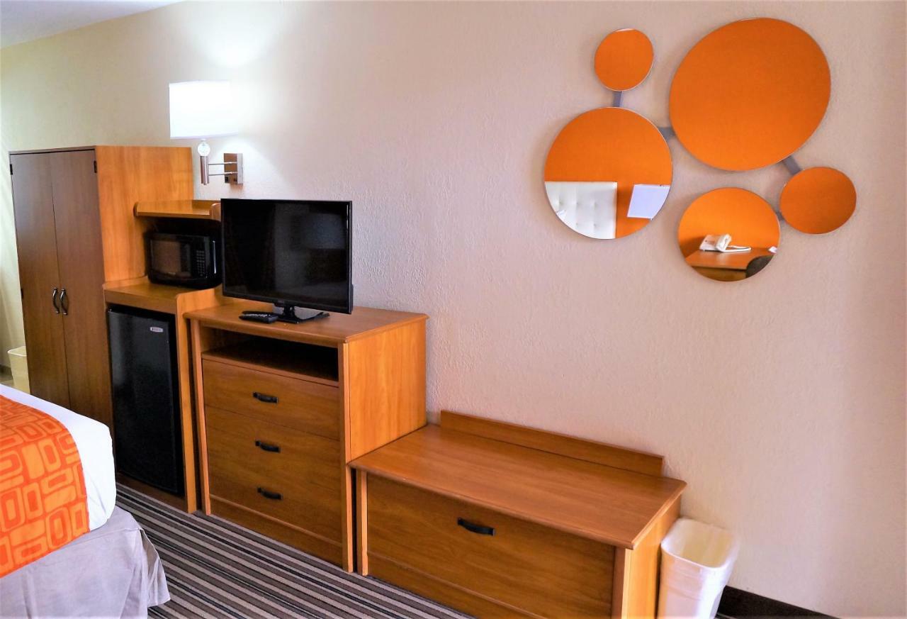 Howard Johnson By Wyndham Greensboro Near The Coliseum Ngoại thất bức ảnh