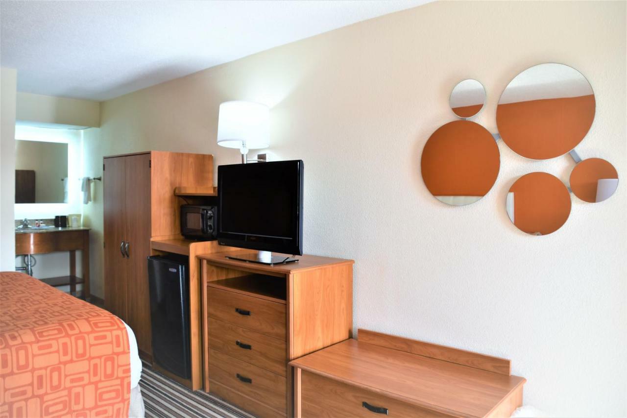 Howard Johnson By Wyndham Greensboro Near The Coliseum Ngoại thất bức ảnh