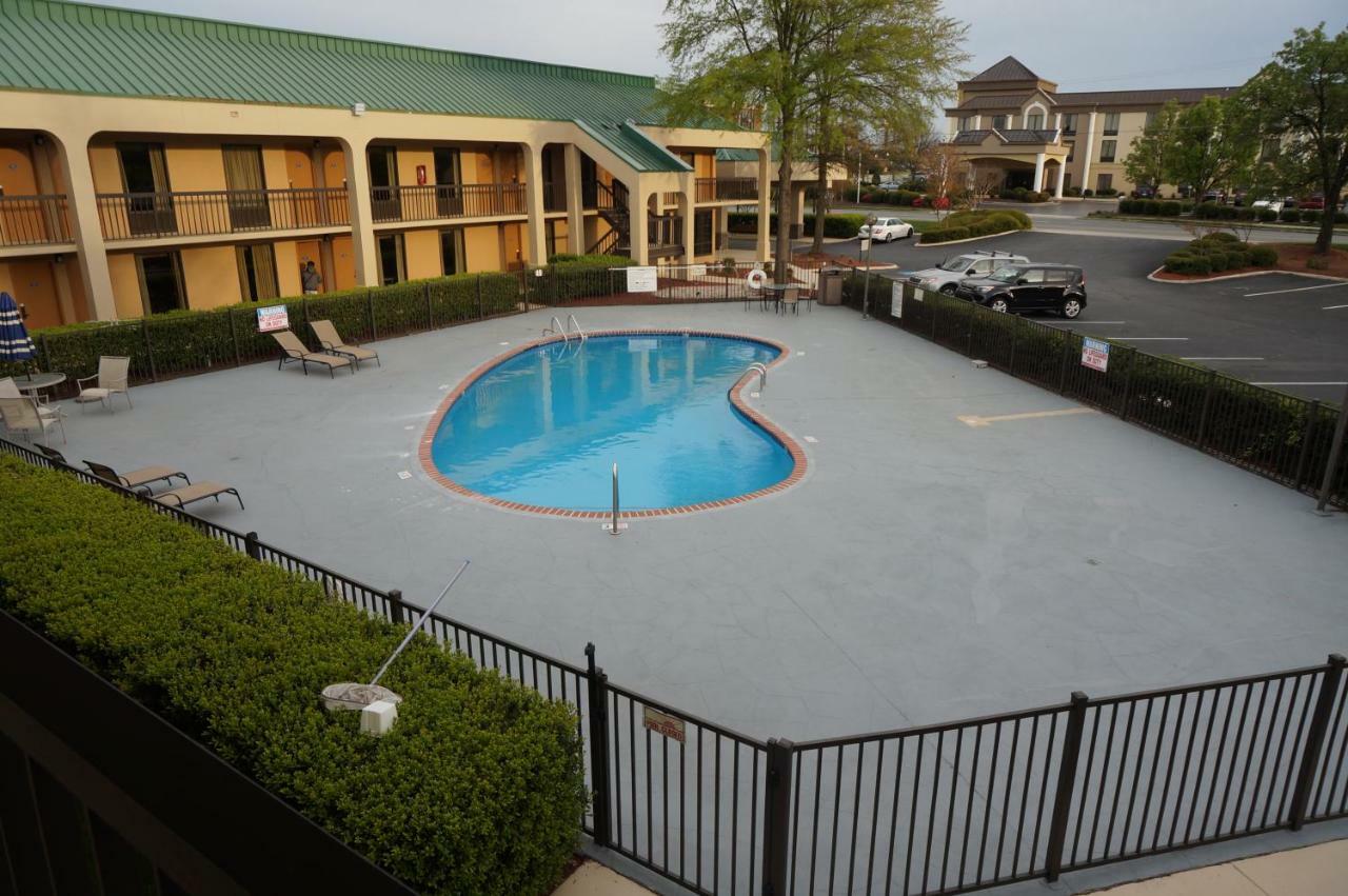Howard Johnson By Wyndham Greensboro Near The Coliseum Ngoại thất bức ảnh