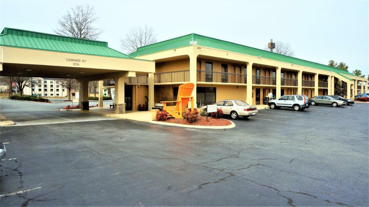 Howard Johnson By Wyndham Greensboro Near The Coliseum Ngoại thất bức ảnh