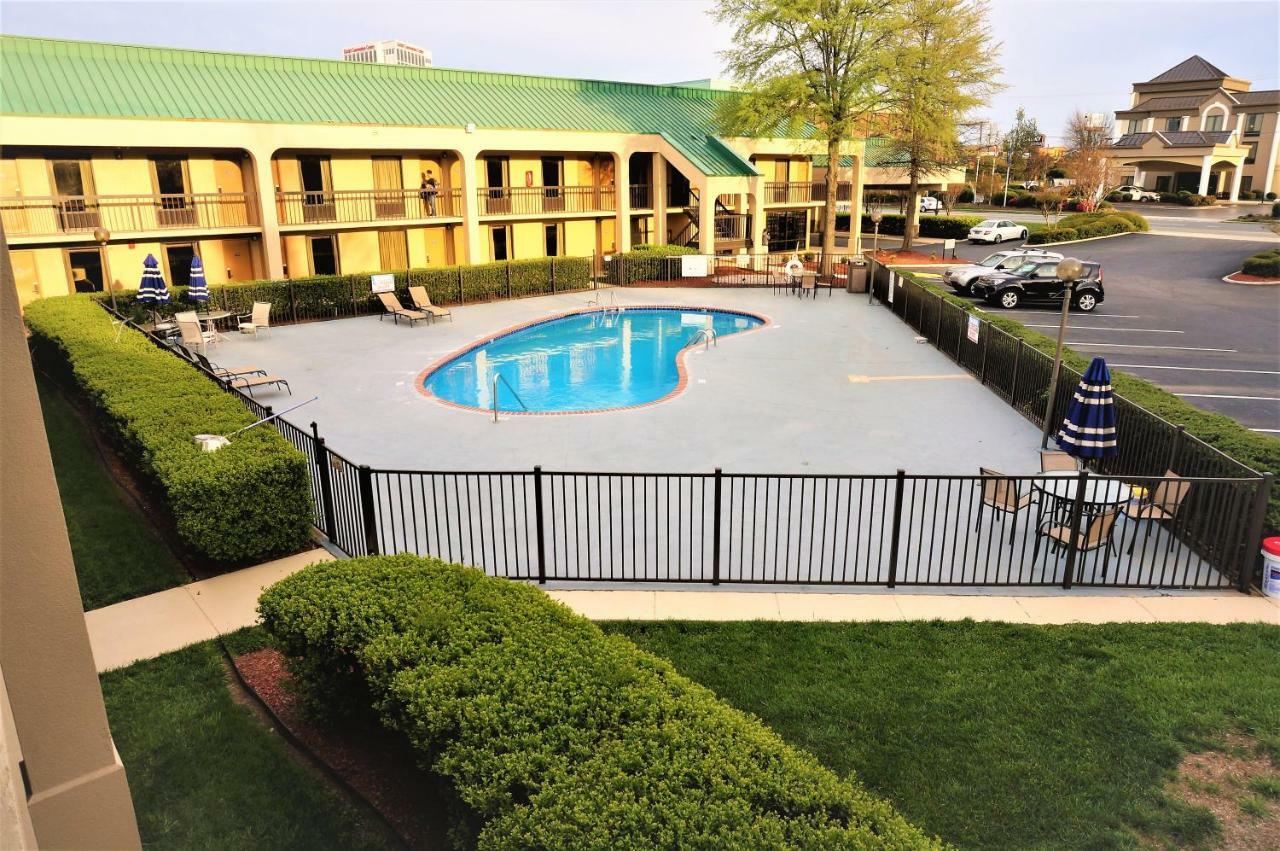 Howard Johnson By Wyndham Greensboro Near The Coliseum Ngoại thất bức ảnh