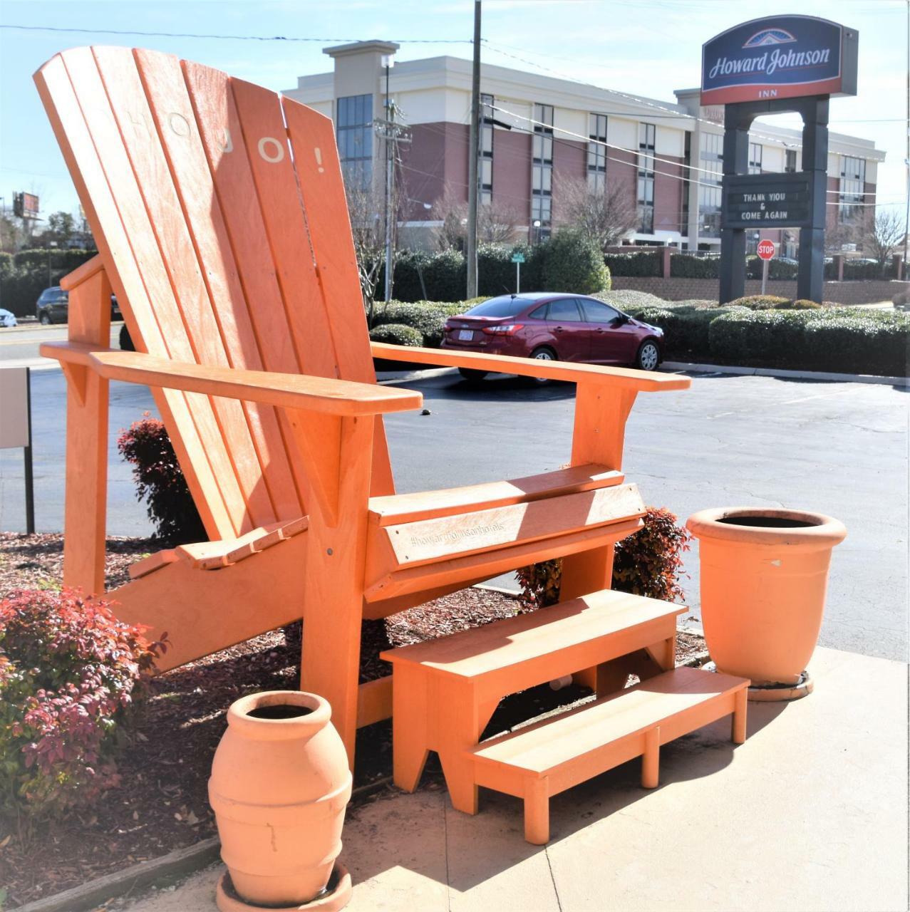 Howard Johnson By Wyndham Greensboro Near The Coliseum Ngoại thất bức ảnh