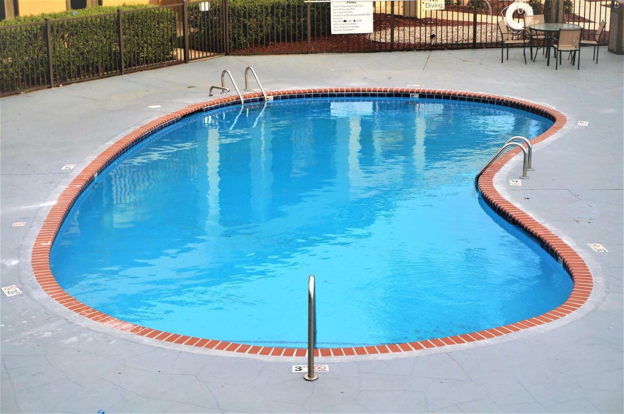 Howard Johnson By Wyndham Greensboro Near The Coliseum Ngoại thất bức ảnh