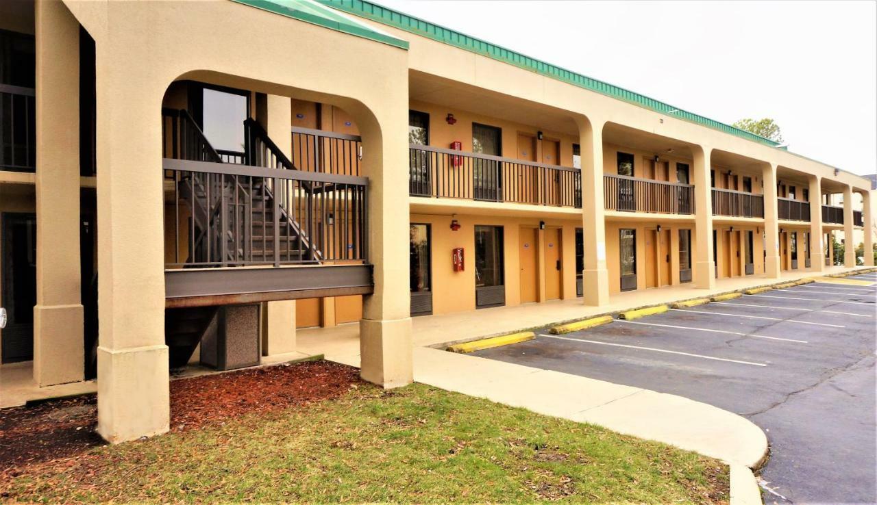 Howard Johnson By Wyndham Greensboro Near The Coliseum Ngoại thất bức ảnh