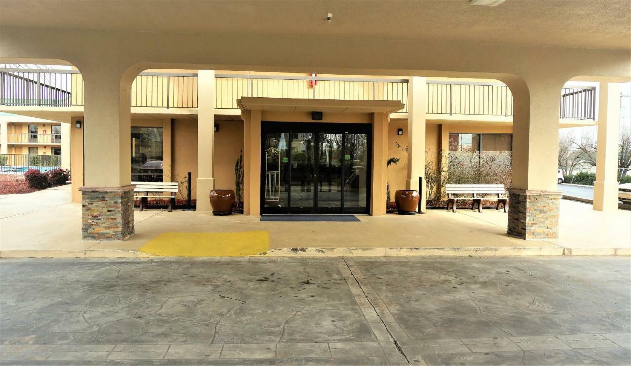 Howard Johnson By Wyndham Greensboro Near The Coliseum Ngoại thất bức ảnh