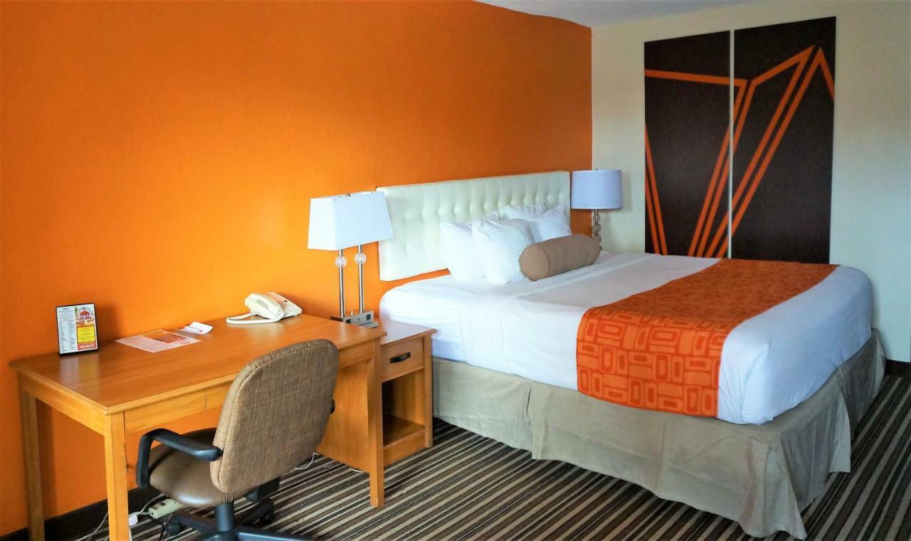 Howard Johnson By Wyndham Greensboro Near The Coliseum Ngoại thất bức ảnh