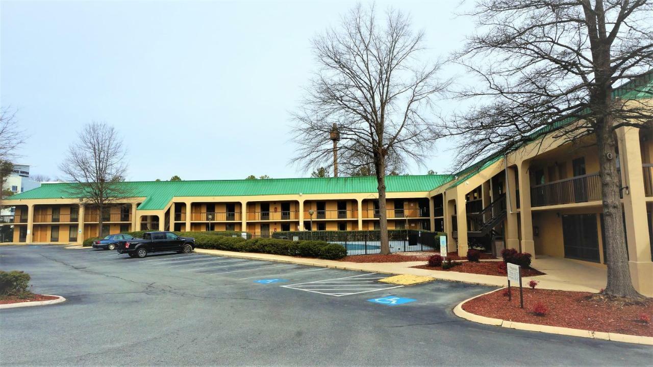 Howard Johnson By Wyndham Greensboro Near The Coliseum Ngoại thất bức ảnh