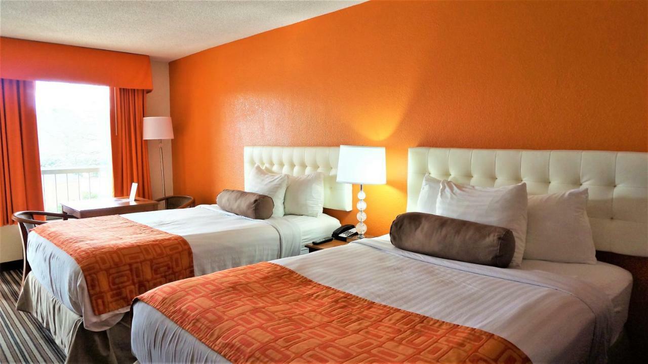Howard Johnson By Wyndham Greensboro Near The Coliseum Ngoại thất bức ảnh