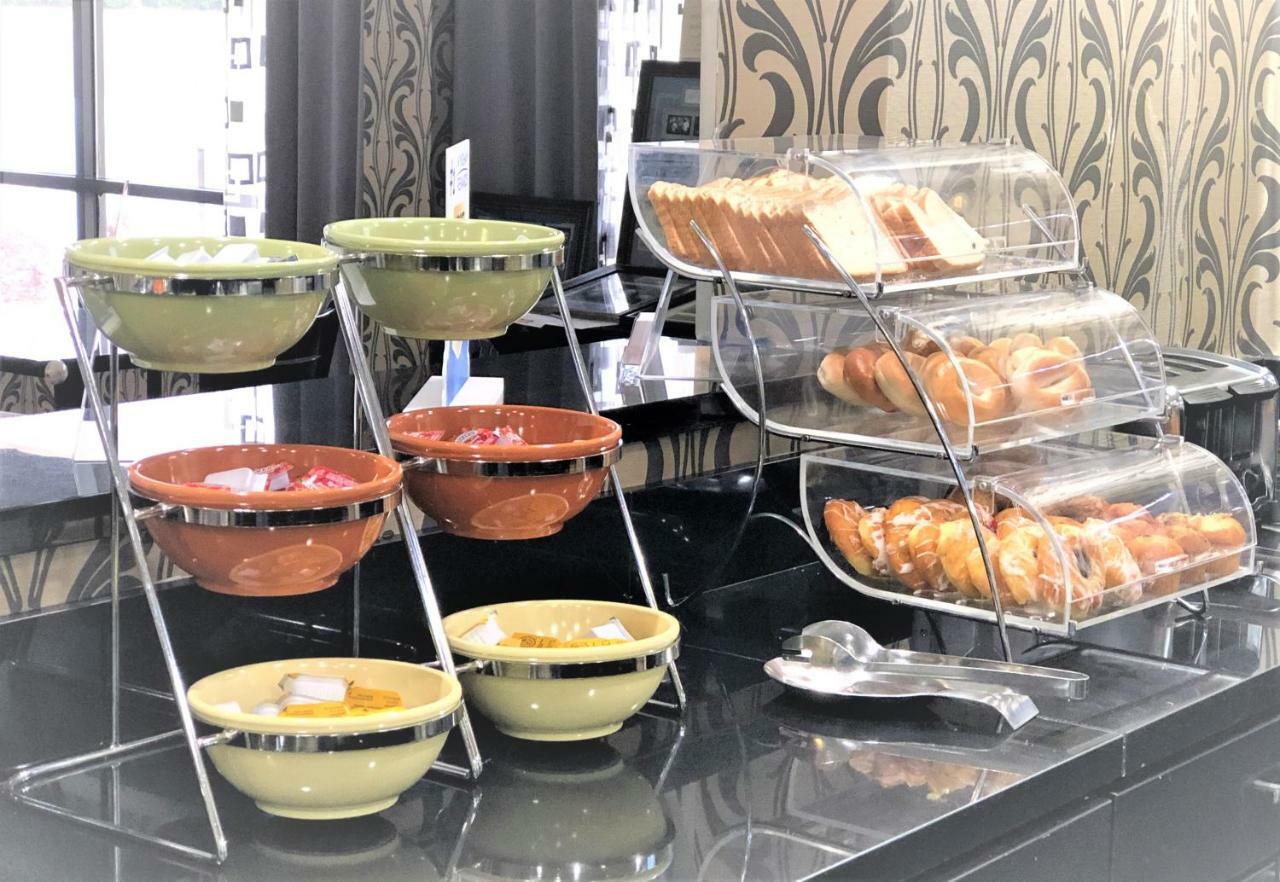 Howard Johnson By Wyndham Greensboro Near The Coliseum Ngoại thất bức ảnh