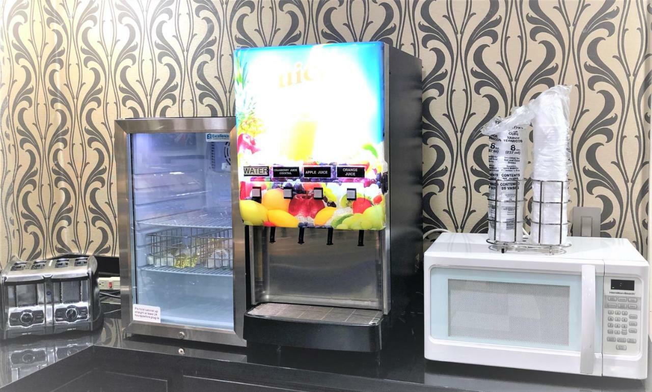 Howard Johnson By Wyndham Greensboro Near The Coliseum Ngoại thất bức ảnh