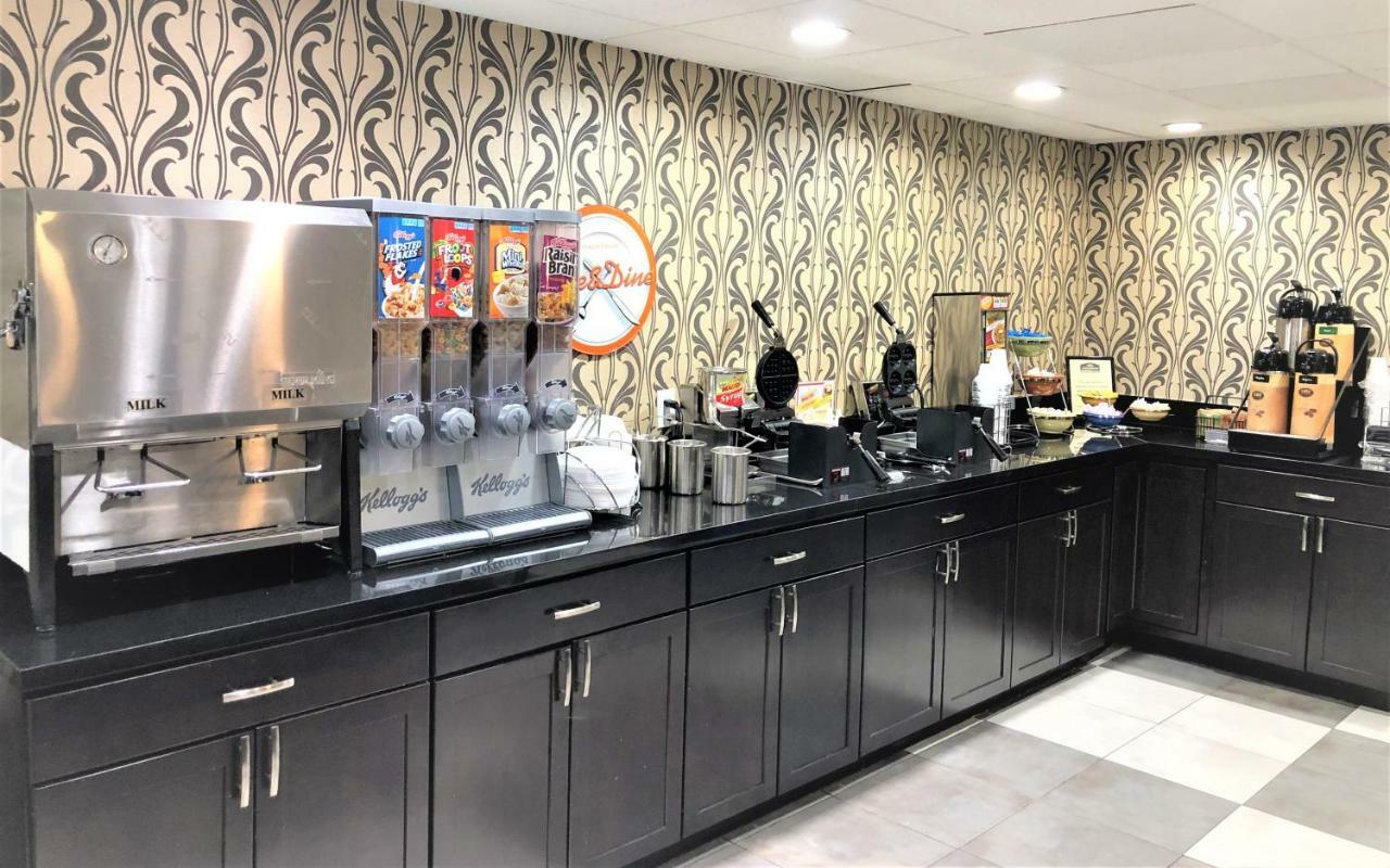Howard Johnson By Wyndham Greensboro Near The Coliseum Ngoại thất bức ảnh