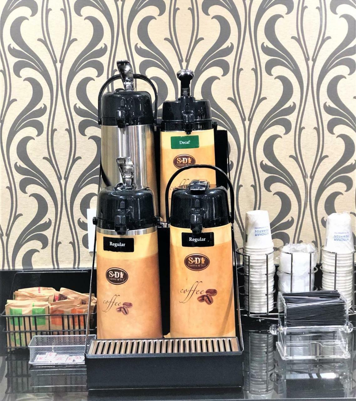 Howard Johnson By Wyndham Greensboro Near The Coliseum Ngoại thất bức ảnh