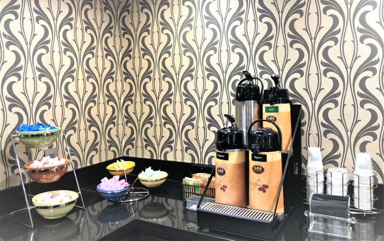 Howard Johnson By Wyndham Greensboro Near The Coliseum Ngoại thất bức ảnh
